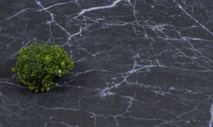 El papel del granito y el mobiliario a medida en las cocinas actuales