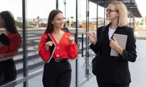 El perfil profesional de las azafatas en una ciudad cosmopolita